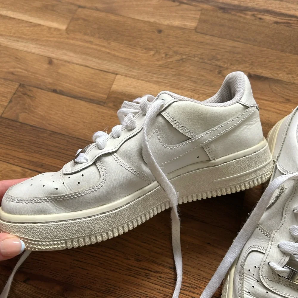 Nike Air Force 1 Low White Sneakers Youth Size 4.5 - Picture 3 of 9